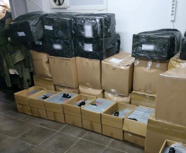 Χειροπέδες σε συμμορία που διακινούσε εκατομμύρια μάσκες - Πώς δρούσε (pics & vid)