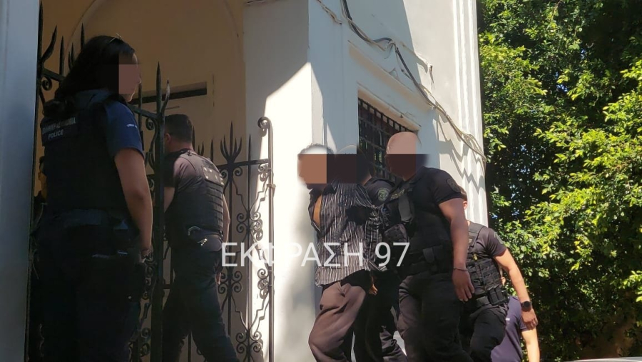 Κως: Η στιγμή που ο 32χρονος ύποπτος φτάνει στο γραφείο του ανακριτή
