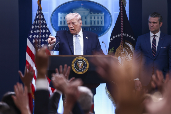 Ο Τραμπ «διαπραγματεύεται» και απειλεί να καταστρέψει όλο το Ιράν - Την Τρίτη εκπνέει το τελεσίγραφό του