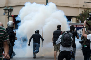 Ένταση και χημικά στην πορεία υπέρ του Δημήτρη Κουφοντίνα - «Σκ@@ά στον τάφο του Μπακογιάννη» (pics)