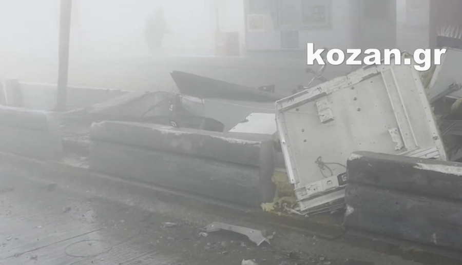 Σοκαριστικό τροχαίο στη Κοζάνη: Φορτηγό έπεσε πάνω στον σταθμό διοδίων της Εγνατίας