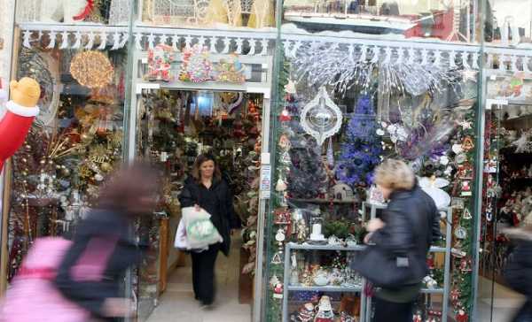Τι ώρα κλείνουν τα μαγαζιά σήμερα Παραμονή Χριστουγέννων