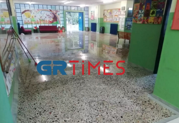 Απίστευτες εικόνες σε σχολείο στη Θεσσαλονίκη: Πλημμύρισε από λάστιχο αυτόματου ποτίσματος