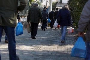 Έτοιμοι να αποχωριστούν τις πλαστικές σακούλες οι Έλληνες καταναλωτές