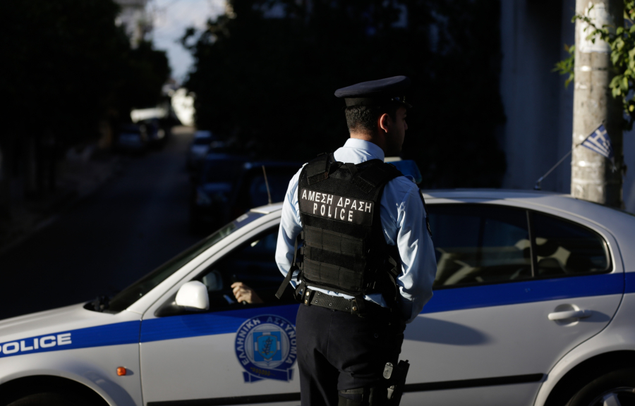 Ληστεία στη Βάρη: Τρόμος για ζευγάρι ηλικιωμένων - Τους απείλησαν με όπλα και μαχαίρι