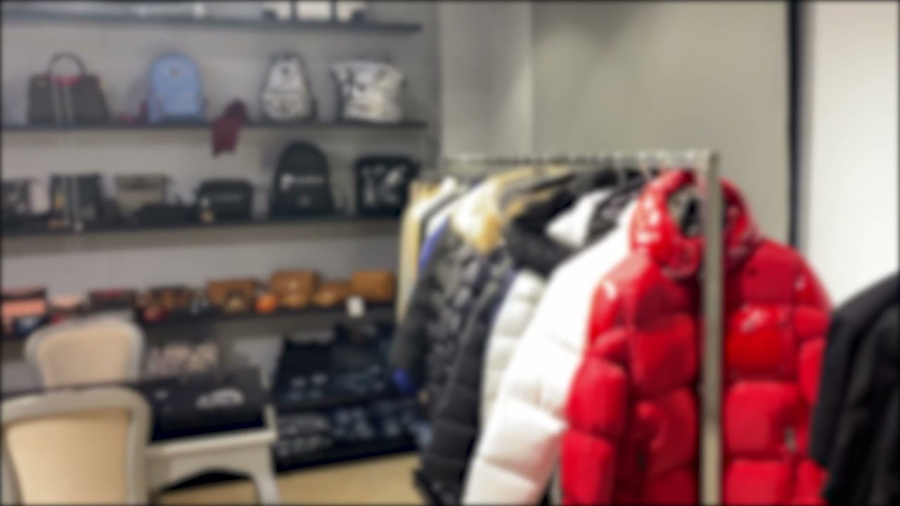 Κατάστημα πουλούσε ρούχα «μαϊμού» - Κατασχέθηκαν 1.272 απομιμήσεις, χειροπέδες στην υπεύθυνη