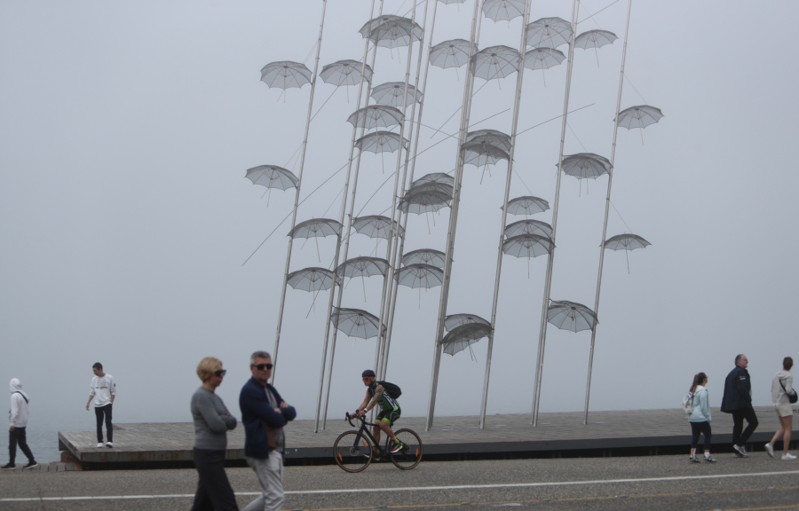 Καιρός: Σαββατοκύριακο με σκόνη, 33άρια και λασποβροχές - Οι περιοχές που θα «ψηθούν»