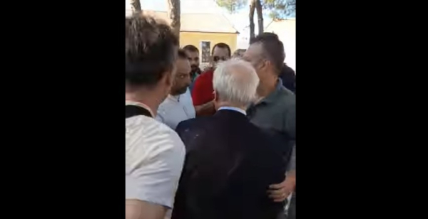 Αποδοκίμασαν τον υφυπουργό Αγροτικής Ανάπτυξης στις Σέρρες - «Είσαι ανεπιθύμητος, να σηκωθείς να φύγεις», του φώναζαν (βίντεο)