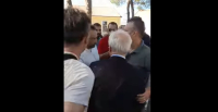 Αποδοκίμασαν τον υφυπουργό Αγροτικής Ανάπτυξης στις Σέρρες - «Είσαι ανεπιθύμητος, να σηκωθείς να φύγεις», του φώναζαν (βίντεο)