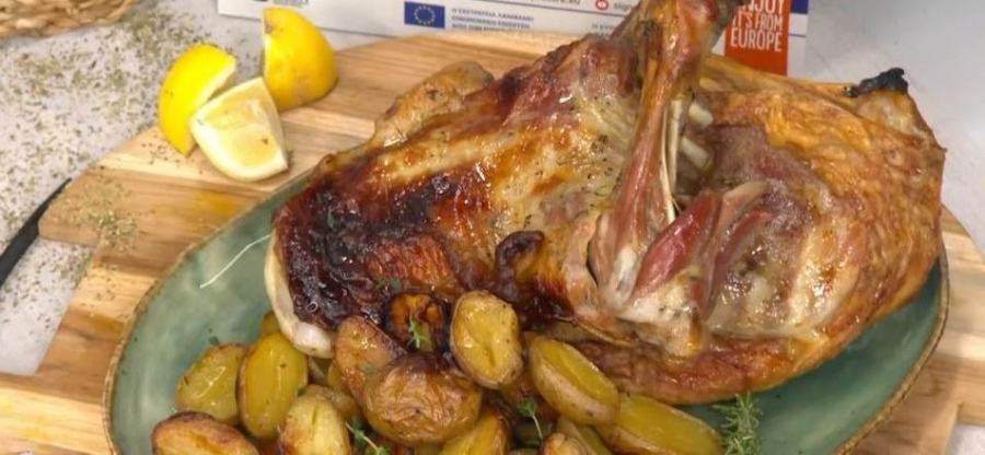 Πάσχα: Kατσίκι στη γάστρα με πατάτες φούρνου που λιώνουν στο στόμα