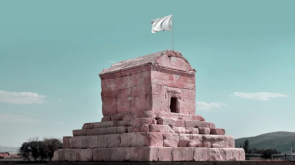 Ιρανός καλλιτέχνης ύψωσε λευκές σημαίες στα ιστορικά μνημεία της χώρας