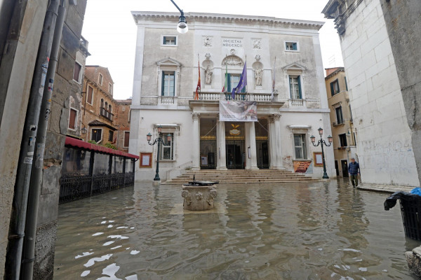 Πνίγηκε η Βενετία - Πλημμύρισε η βασιλική του Αγίου Μάρκου (pics)