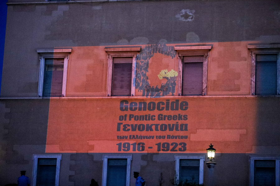 Γενοκτονία των Ποντίων: Η Βουλή «ντύθηκε» σε κόκκινο και μαύρο χρώμα