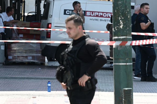 Κυψέλη: Θρασύτατος διαρρήκτης «μπούκαρε» με σφυρί σε τρία μαγαζιά και τα λήστεψε