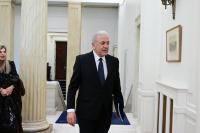 Αμηχανία στο Μαξίμου για το ένταλμα σύλληψης του Δ. Αβραμόπουλου