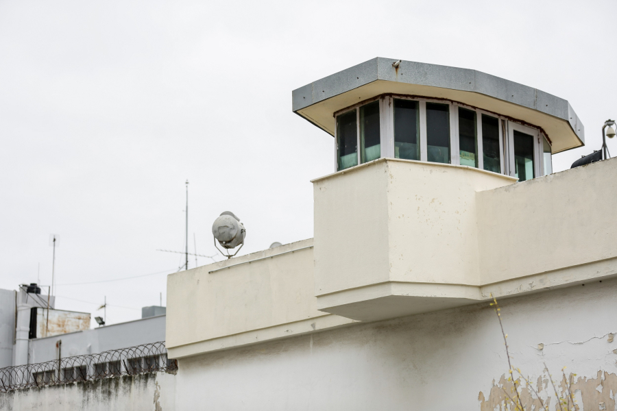 Κορυδαλλός: Πιστόλι βρέθηκε θαμμένο στο προαύλιο της 5ης πτέρυγας