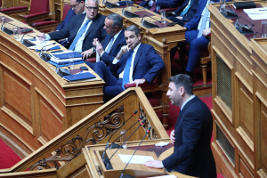 Γιατί η ΝΔ επενδύει στην πόλωση με το ΠΑΣΟΚ