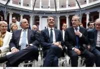 Βαθαίνει το ρήγμα στην κορυφή, ισχυρό το αίτημα για «επιστροφή στις ρίζες» στην βάση της ΝΔ