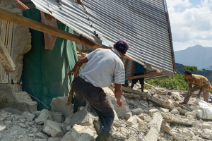 Σεισμός στην Ινδονησία: Στους 20 οι νεκροί - Ψάχνουν μέσα στα συντρίμμια για επιζώντες οι διασώστες