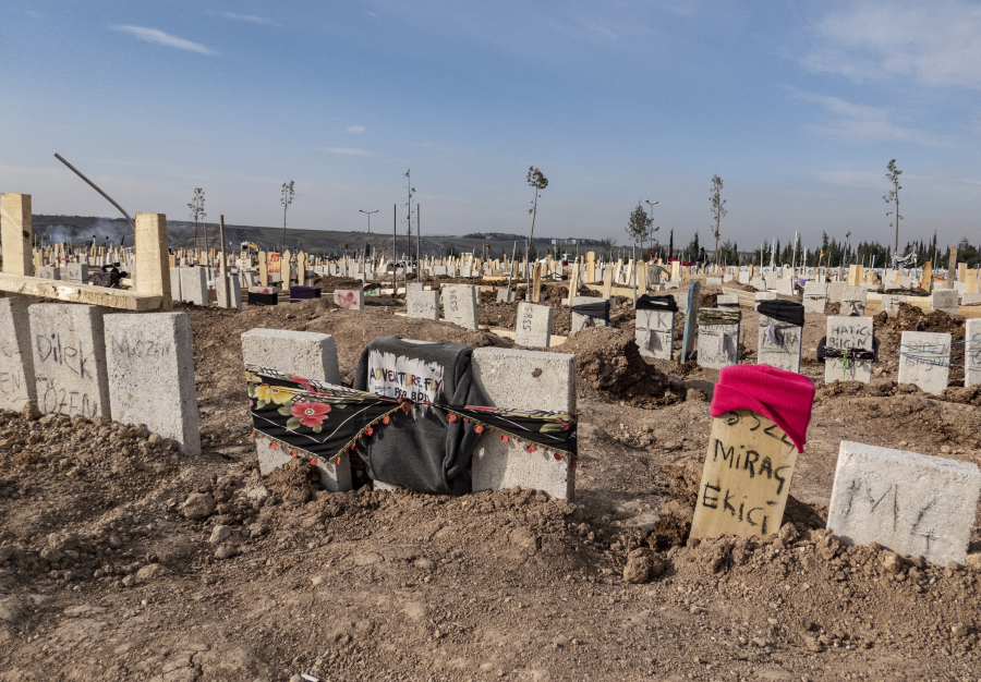 Συγκλονίζει Τούρκος διασώστης: «Σας παρακαλώ βρείτε ένα κομμάτι της», εκλιπαρούν οι οικογένειες των νεκρών