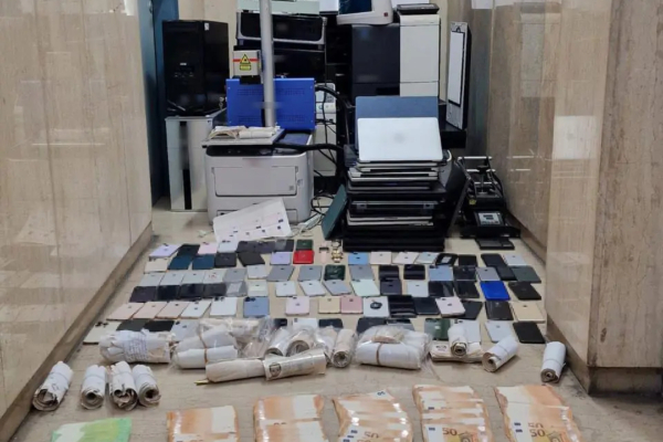 Συνελήφθη 55χρονος για πλαστογραφία – Βρέθηκαν 3.359 σκισμένες σελίδες διαβατηρίων, 46 λάπτοπ, 103 κινητά