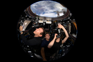 Οι αστροναύτες της NASA (από αριστερά) Mike Barratt, Matthew Dominick και Loral O'Hara τραβούν φωτογραφίες της Γης μέσα από τον διεθνή διαστημικό σταθμό.