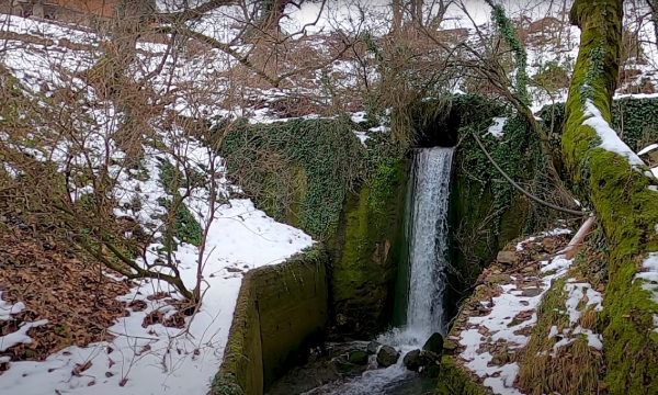 Το «αλπικό» χωριό του Παρνασσού με έναν καταρράκτη που μαγεύει