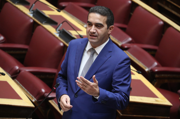 Ο Κατρίνης παραδέχεται ότι ο γιος του συνελήφθη να οδηγεί χωρίς δίπλωμα - «Ως πατέρας, αισθάνομαι συντριβή»