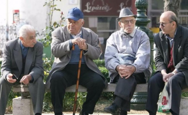 Συντάξεις χηρείας: Μηνυτήρια αναφορά για τις περικοπές με το νόμο Κατρούγκαλου