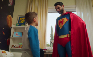 «Μπαμπά, σ’ αγαπώ»: Ο Ηρακλής γίνεται ο Superman του Στέλιου