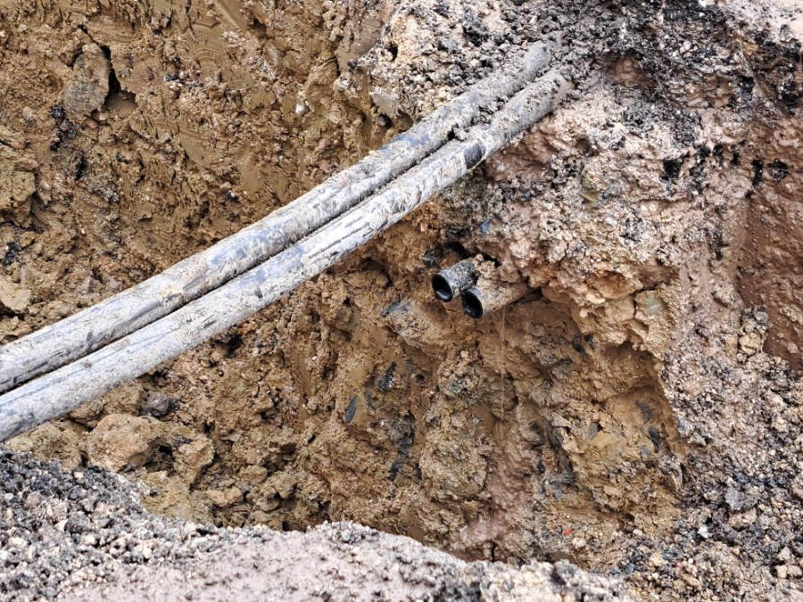 Ζάκυνθος: Παραμένει χωρίς πόσιμο νερό, σωλήνες που μυρίζουν πετρέλαιο κοντά στον αγωγό ύδρευσης