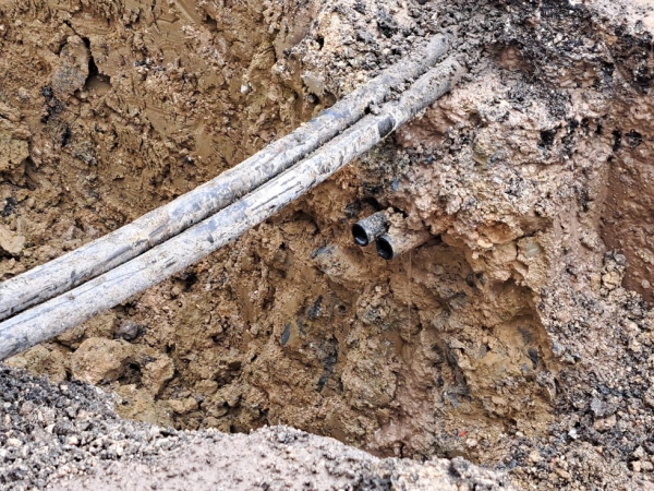 Ζάκυνθος: Παραμένει χωρίς πόσιμο νερό, σωλήνες που μυρίζουν πετρέλαιο κοντά στον αγωγό ύδρευσης