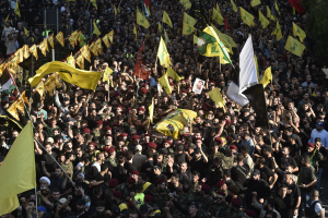 Με κομμένη την ανάσα για τα ιρανικά αντίποινα: «Φύγετε με ό,τι εισιτήριο βρείτε»