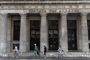 Μικρές μειώσεις στα επιτόκια καταθέσεων και δανείων τον Αύγουστο