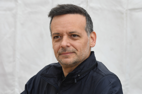 Χάρης Δούκας: Καμία «σκοτεινή αίθουσα», κανένα «κομμένο ρεύμα», καμία «άπονη ζωή» στον σκιοπαίχτη του Καραγκιόζη