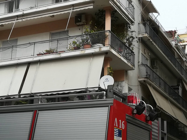 Νέος συναγερμός στο Παλαιό Φάληρο: Έβλεπε τη φωτιά απέναντι και κάηκε το δικό της σπίτι