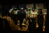 Οι φωτογραφίες των εκτελεσμένων ξαναθέτουν τα ερωτήματα - Το μήνυμα της γενιάς που χλεύασε τον θάνατο: «Να στέκεστε όρθιοι»