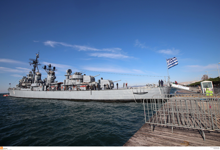 «Τρύπησε» το αντιτορπιλικό «Βέλος» από την κακοκαιρία στην Θεσσαλονίκη