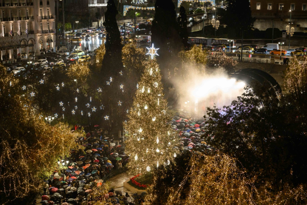 Φωταγωγήθηκε το χριστουγεννιάτικο δέντρο στο Σύνταγμα - Λαμπερή γιορτή υπό βροχή με πλήθος κόσμου (εικόνες)