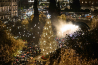 Φωταγωγήθηκε το χριστουγεννιάτικο δέντρο στο Σύνταγμα - Λαμπερή γιορτή υπό βροχή με πλήθος κόσμου (εικόνες)