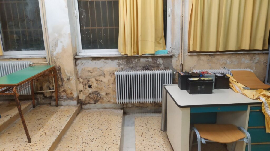 Αλεξανδρούπολη: Μάθημα με μούχλα και τρεχούμενα νερά βροχής στο 1ο ΕΠΑΛ (εικόνες)