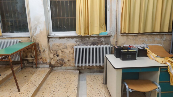 Αλεξανδρούπολη: Μάθημα με μούχλα και τρεχούμενα νερά βροχής στο 1ο ΕΠΑΛ (εικόνες)