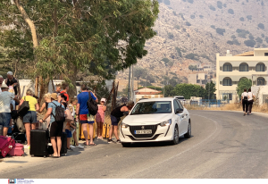 Φωτιά στη Ρόδο: «Άσε τις βαλίτσες, η ζωή σου κινδυνεύει» - Δεσμεύτηκαν επιβατηγά πλοία για τη φιλοξενία όσων απομακρύνθηκαν