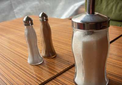 Υγεία: Το μέτριο αλάτι στο φαγητό είναι πιο υγιεινό από το λίγο αλάτι!