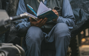 «Είμαι 65 ετών και έχω αρχίσει να γράφω γράμματα στα εγγόνια μου που δεν θα διαβάσουν μέχρι να πεθάνω»