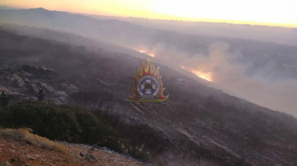 Φωτιά στον Υμηττό: «Έχουν καεί δύο σπίτια» - Δεν κινδύνευσαν ανθρώπινες ζωές (video)