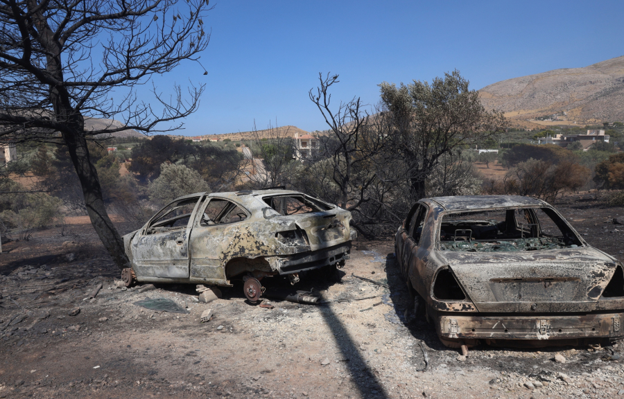 Φωτιά τώρα: Μάχη με τις αναζωπυρώσεις - Καταγγελία για εμπρησμό