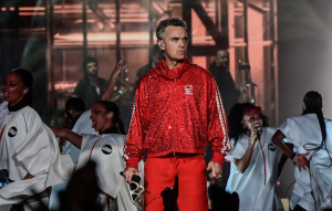 Η στιγμή που ο Robbie Williams ξεχώρισε τη Χάιδω από τη Θεσσαλονίκη στο Καλλιμάρμαρο (Βίντεο)
