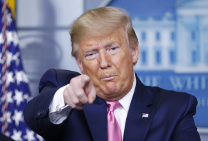ΗΠΑ: Ο Τραμπ κάλεσε την κεντρική τράπεζα να μειώσει τα επιτόκια