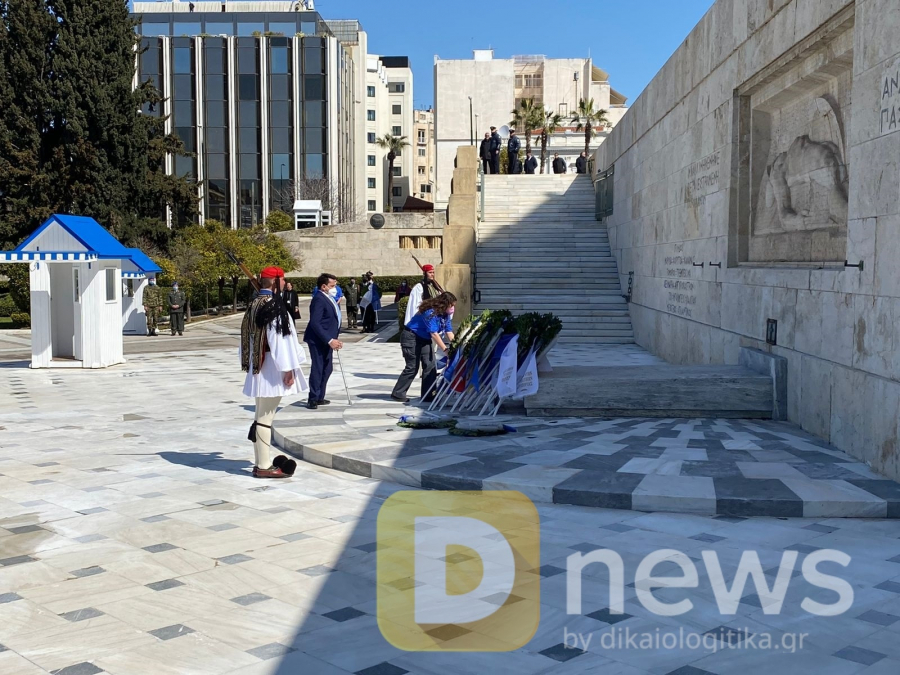 Σε κλίμα συγκίνησης η κατάθεση στεφάνων στο Μνημείο του Αγνώστου Στρατιώτη (εικόνες - βίντεο)